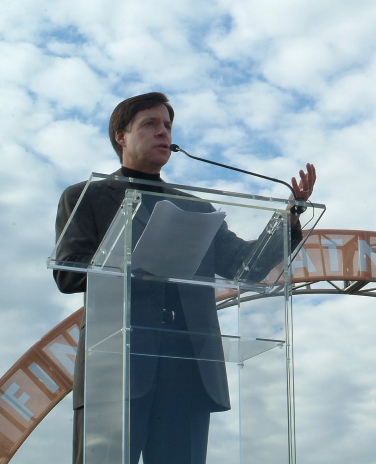Bob Costas speaks at lecturn during Ali Center opening