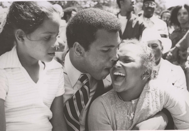 Black and white photo of Muhammad ALi with his daughters, Rasheeda and Maryum