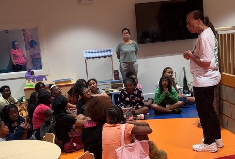 Lonnie Ali speaking with kids in a classroom
